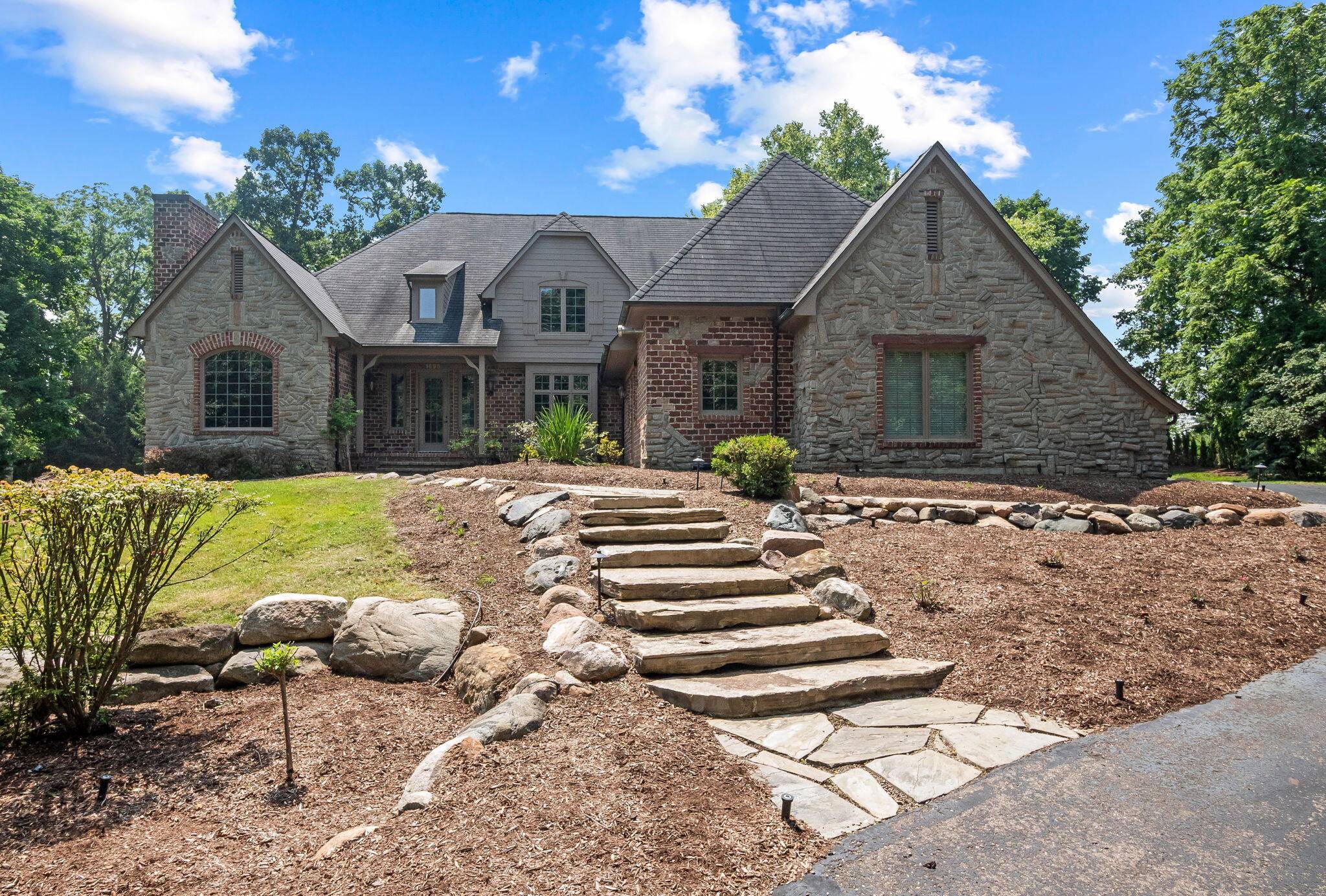 Bloomfield Hills, MI 48302,1695 Standish Court
