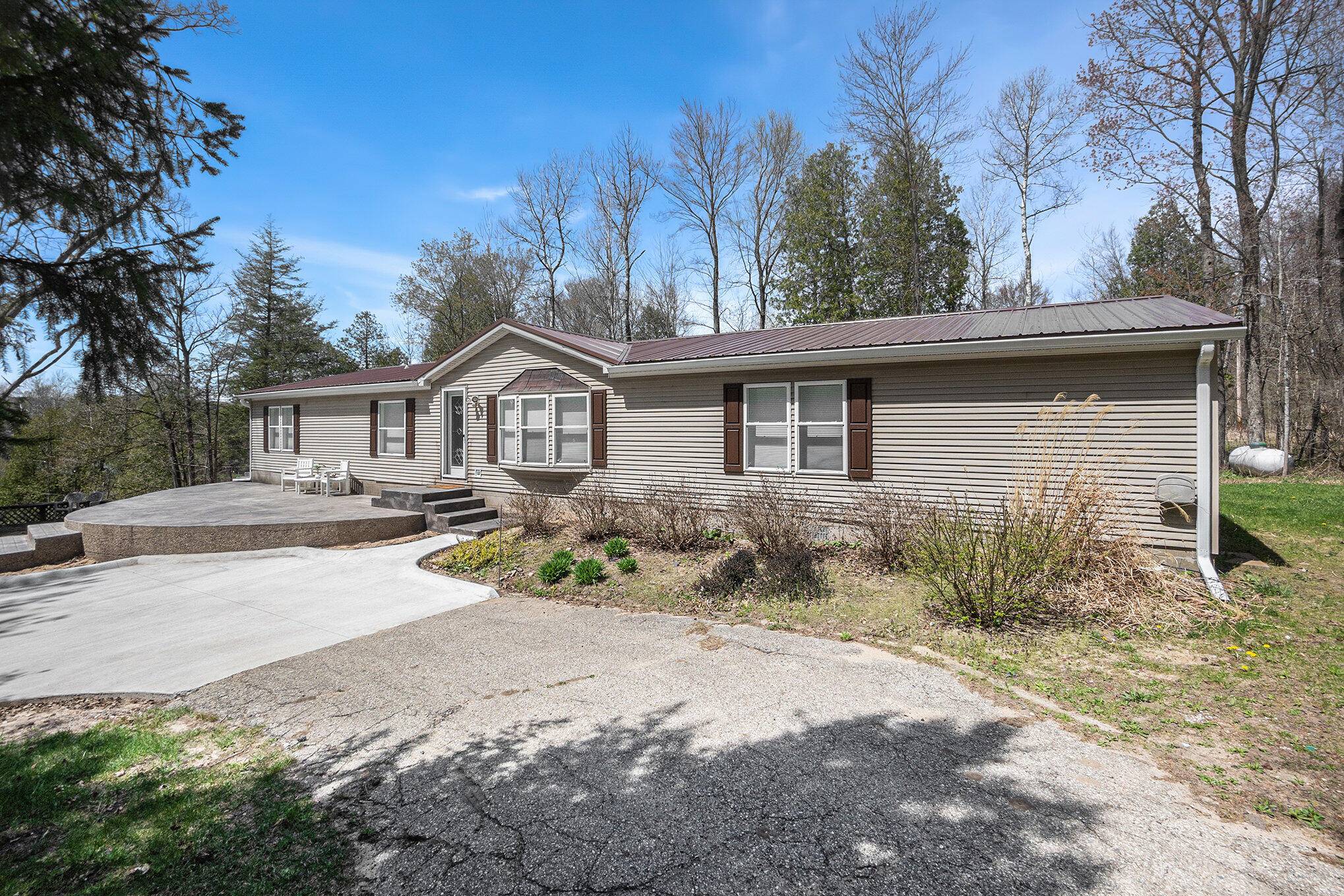 White Cloud, MI 49349,1499 N Apple Drive