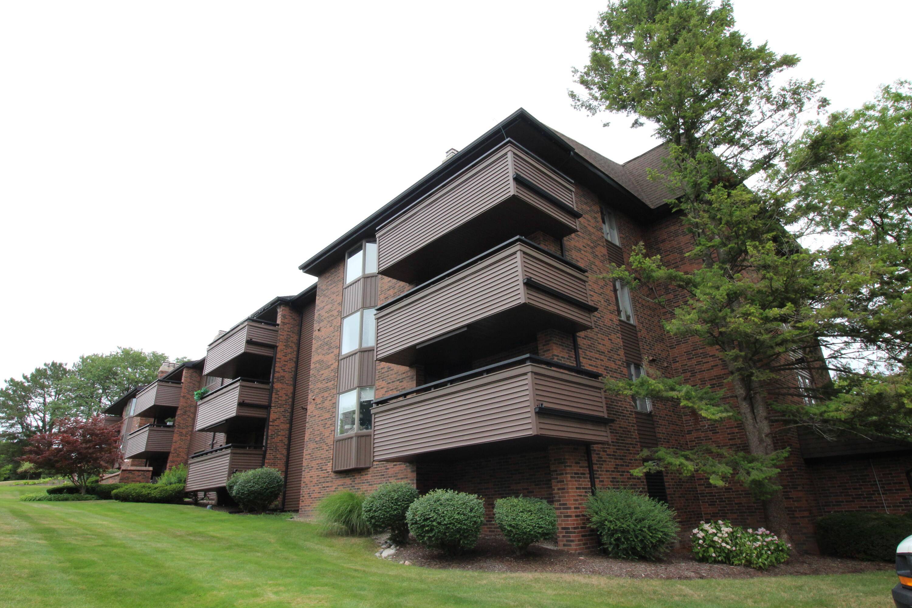 Grand Rapids, MI 49546,3181 Charlevoix SE Drive #103