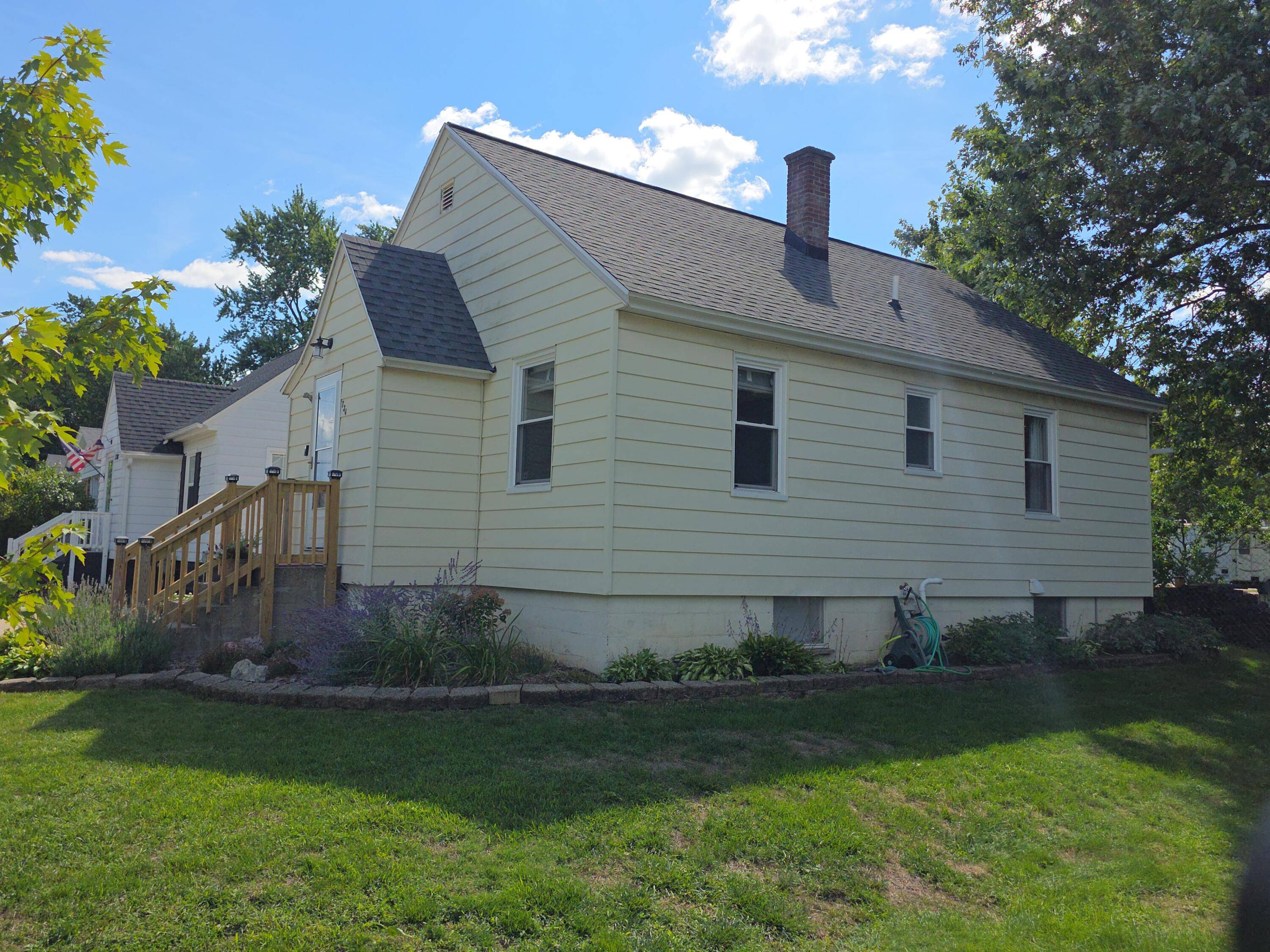 Zeeland, MI 49464,734 Plainfield Avenue