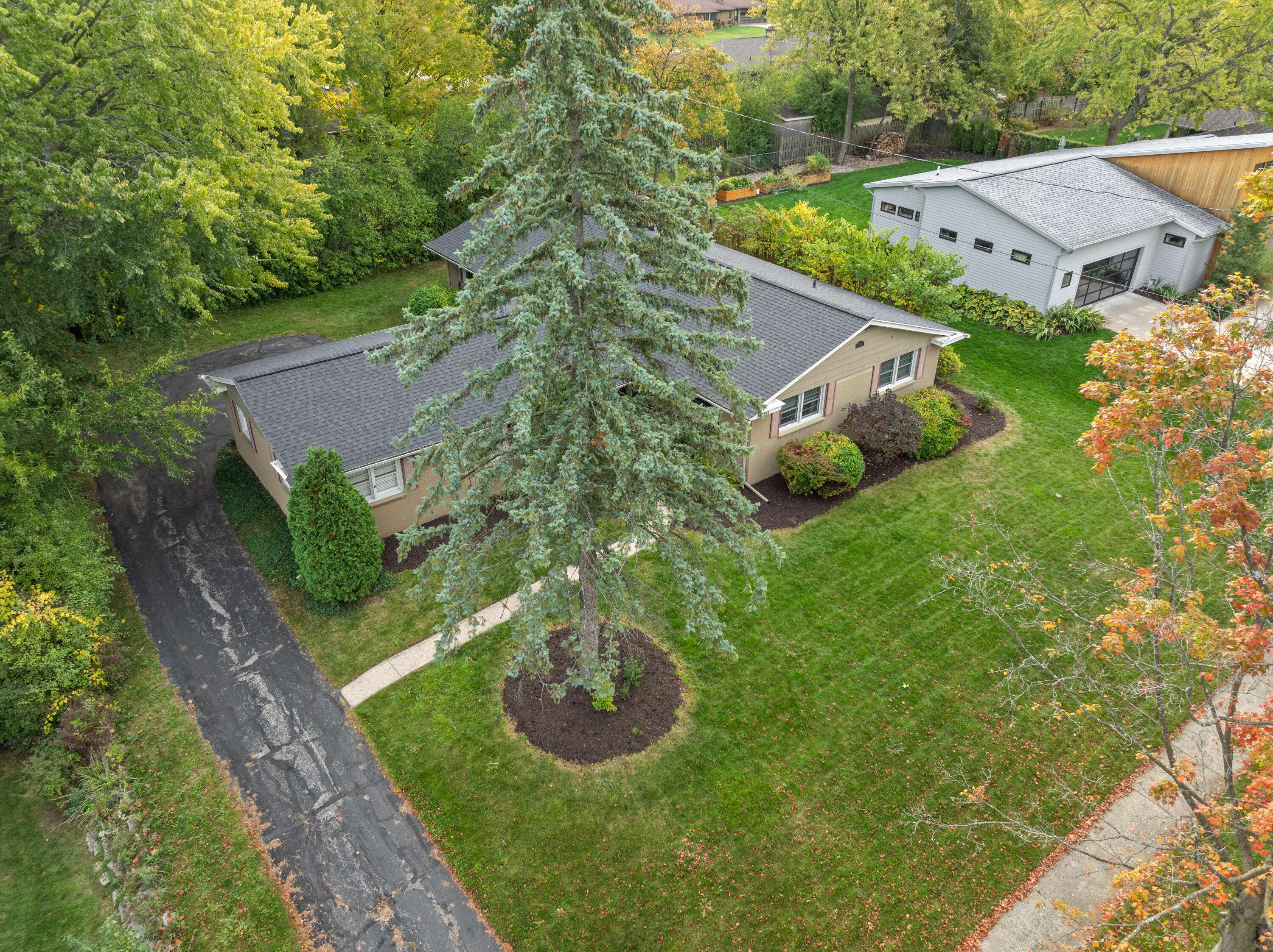Grand Rapids, MI 49506,1560 Woodlawn SE Avenue