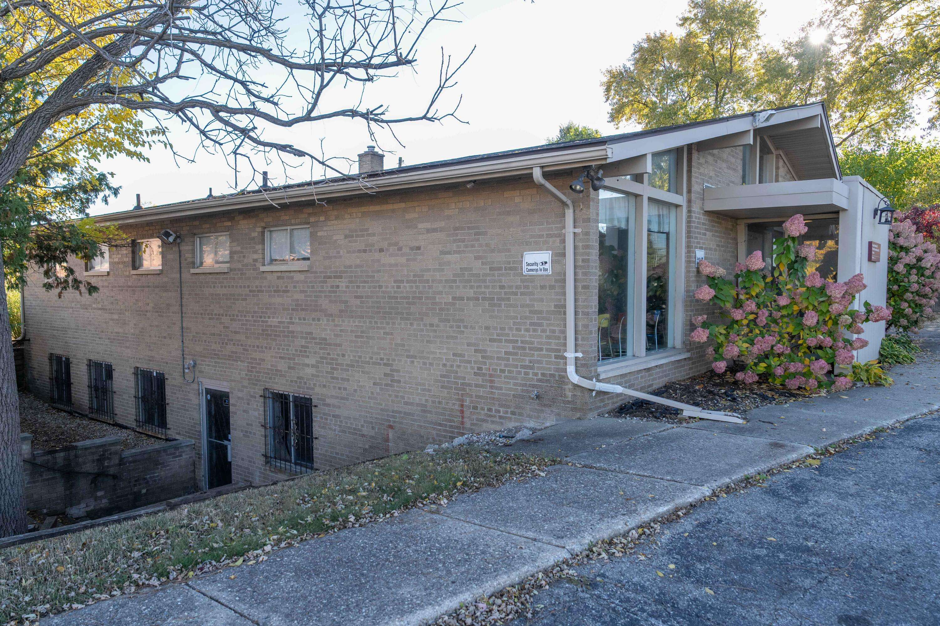 Waterford, MI 48328,2561 Elizabeth Lake Road