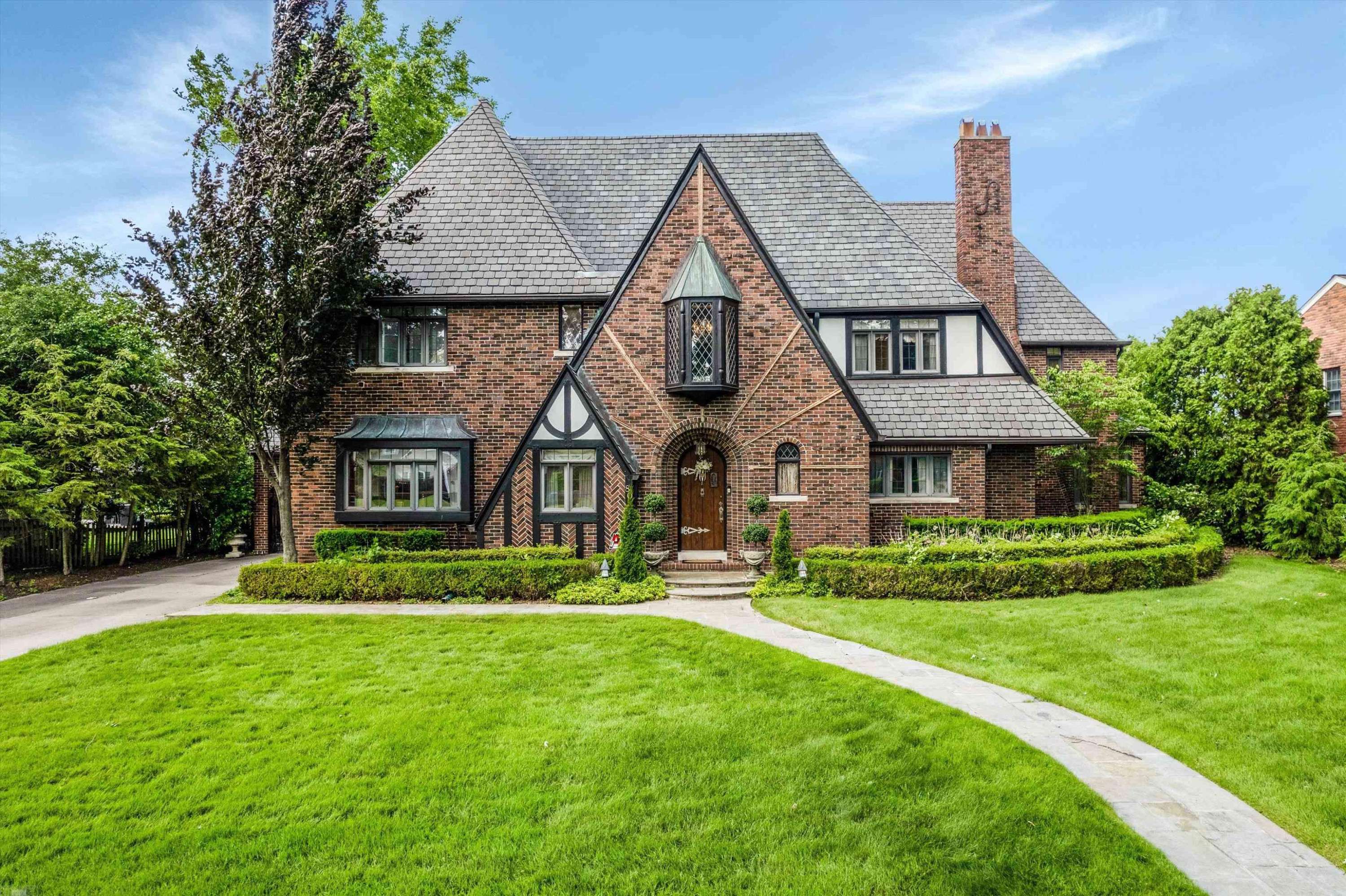 Grosse Pointe Shores, MI 48236,80 Sunningdale