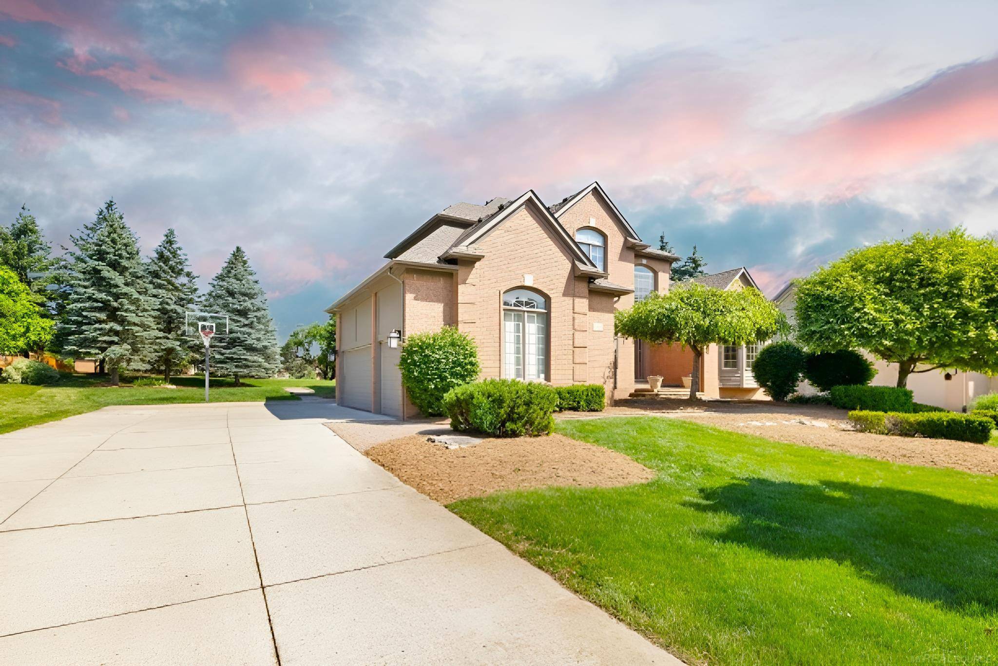 Shelby Twp, MI 48316,2319 Kingscross Drive