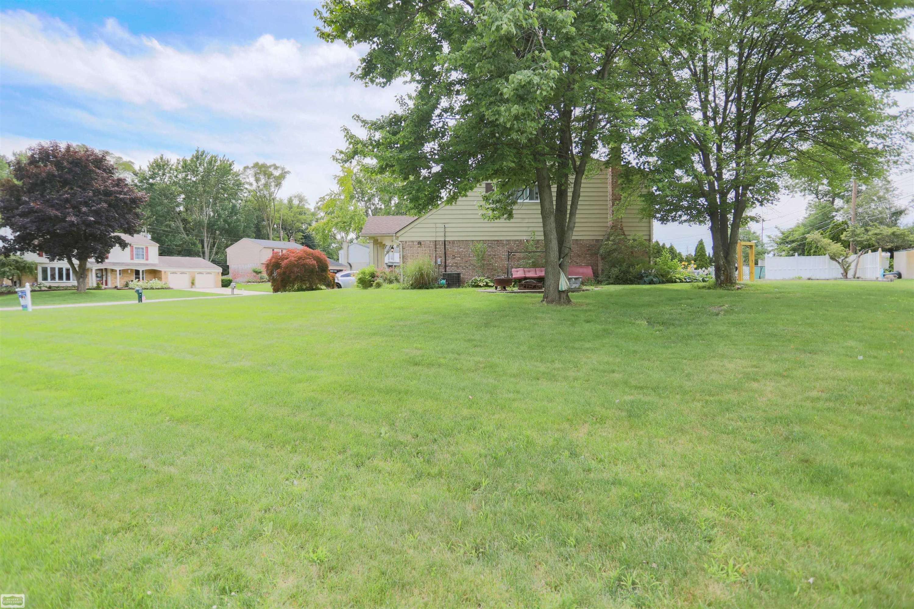 Shelby Twp, MI 48317,8693 Hedgeway Drive