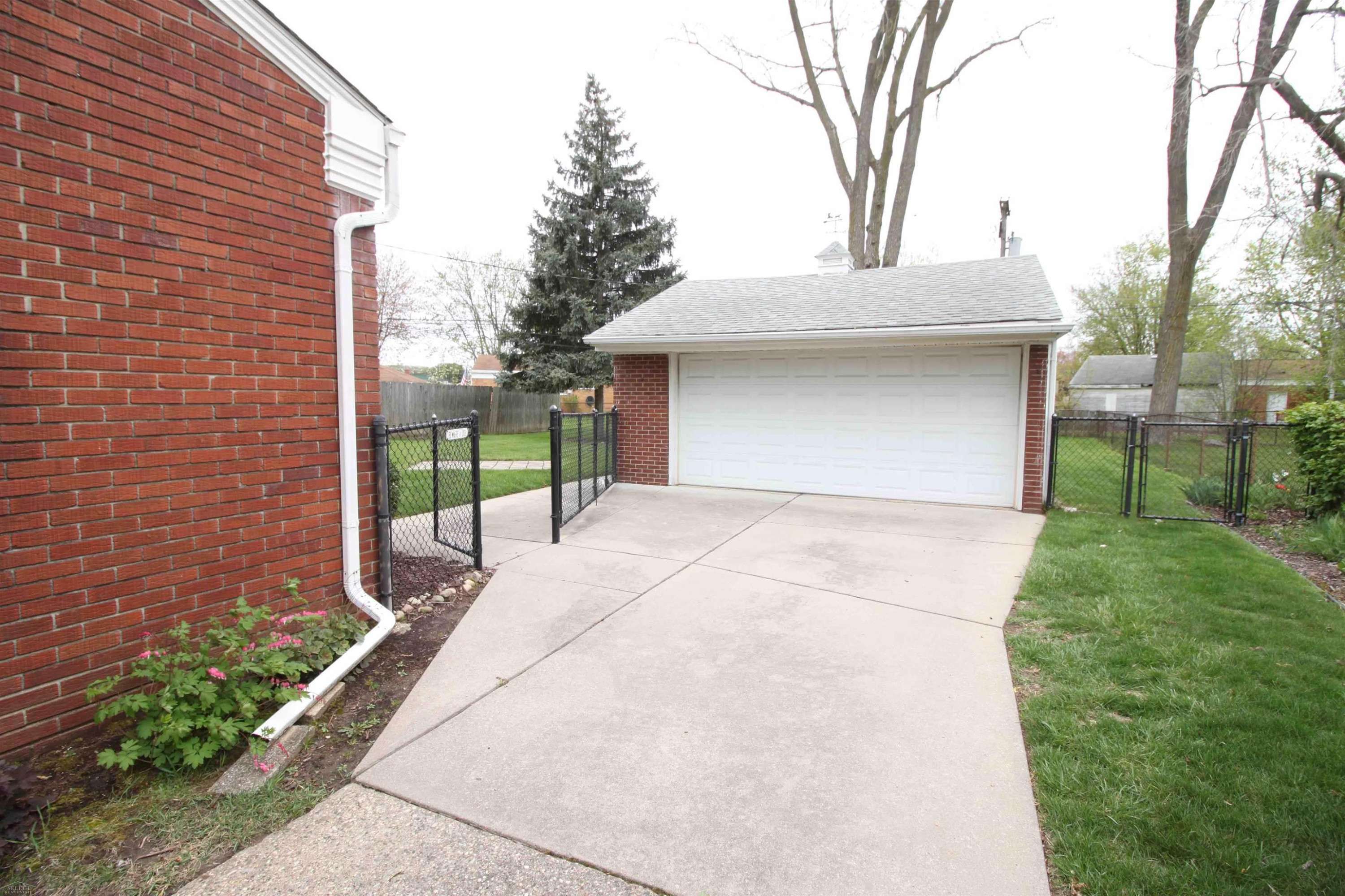 Clinton Twp, MI 48035,21295 Arcyle Street