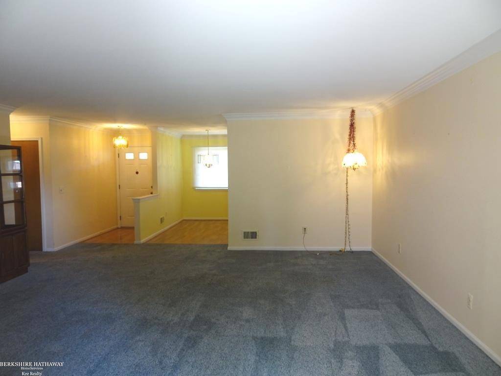 Saint Clair Shores, MI 48082,734 Country Club Drive