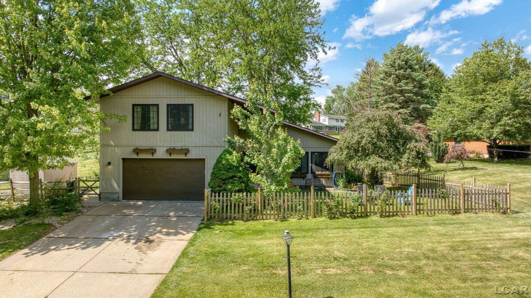 Adrian, MI 49221,4523 N Clubview Drive