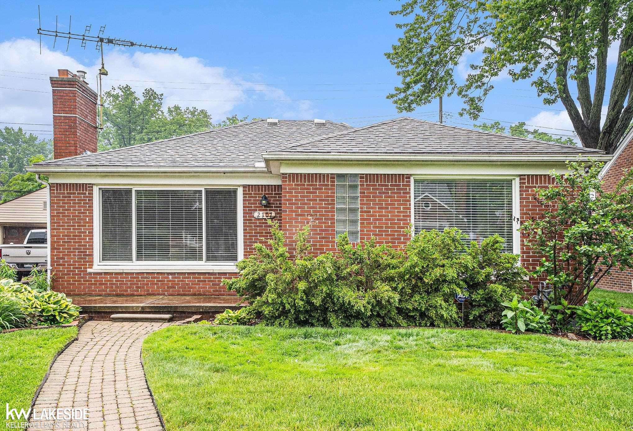Grosse Pointe Woods, MI 48236,2107 Allard Avenue