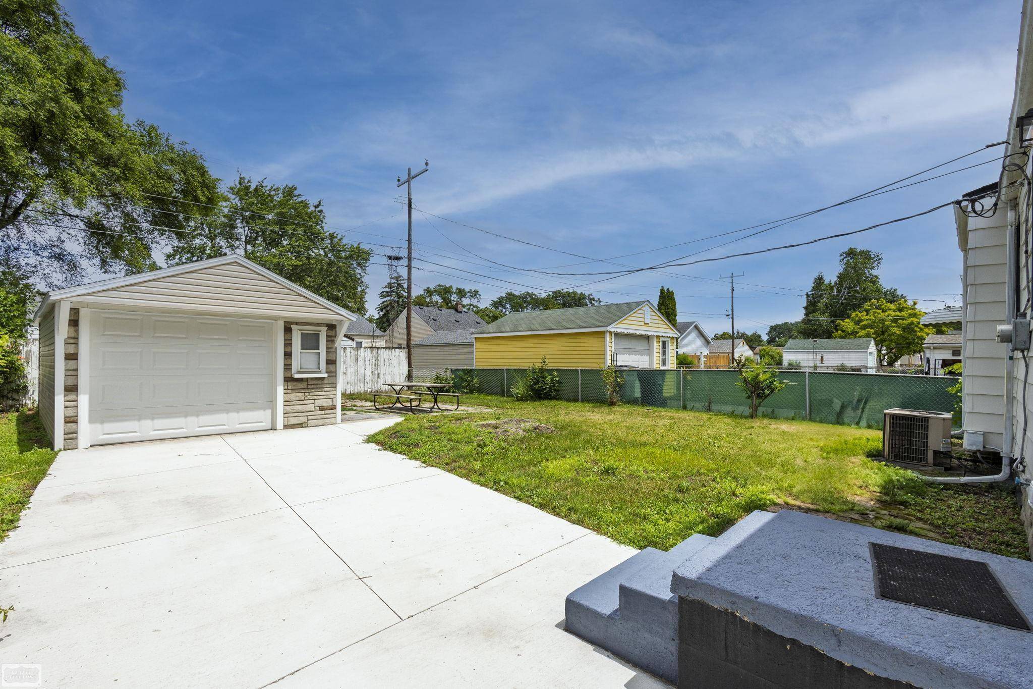 MI 48030,1443 E Milton Avenue