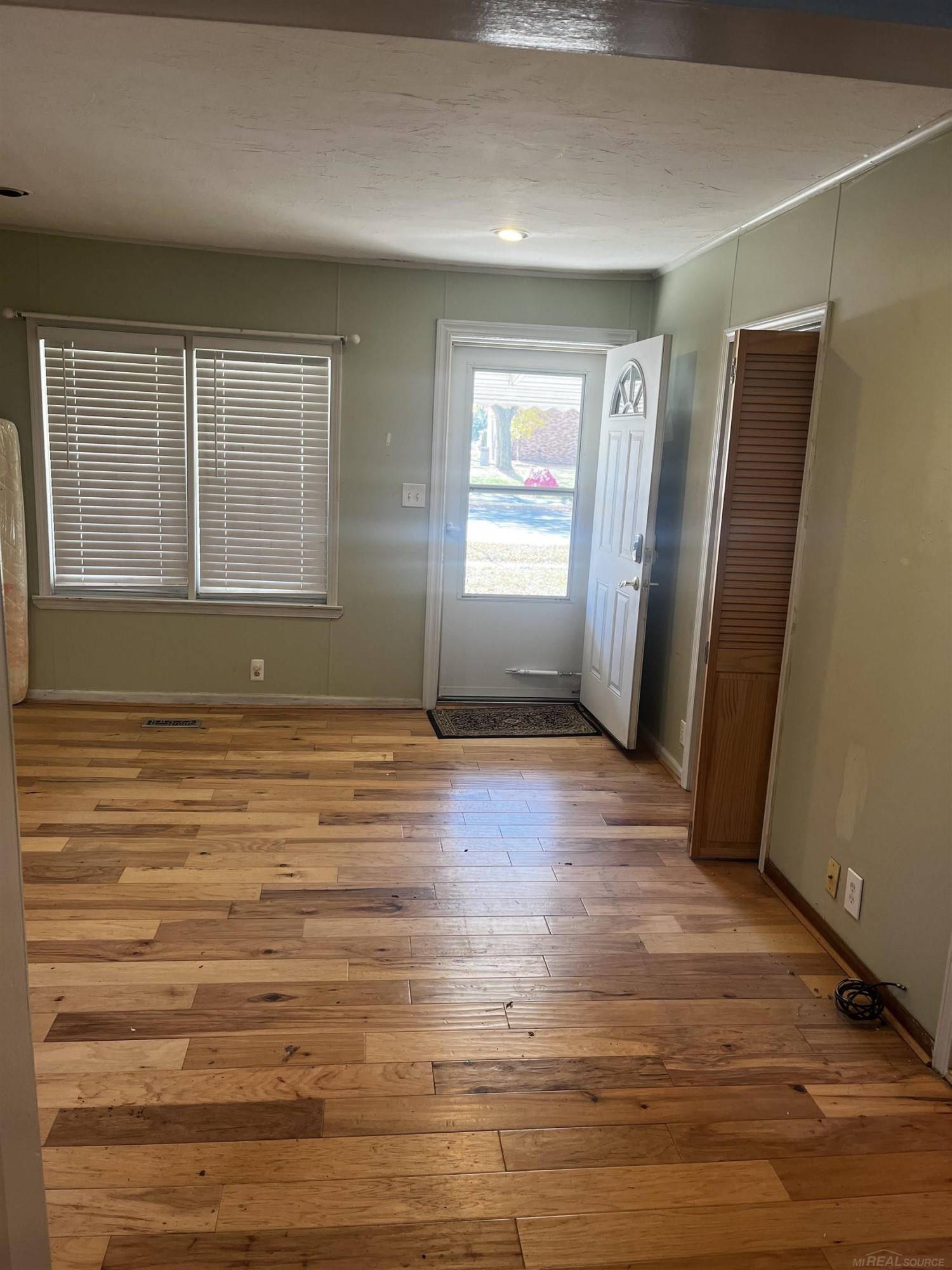 Saint Clair Shores, MI 48082,23105 13 Mile Road