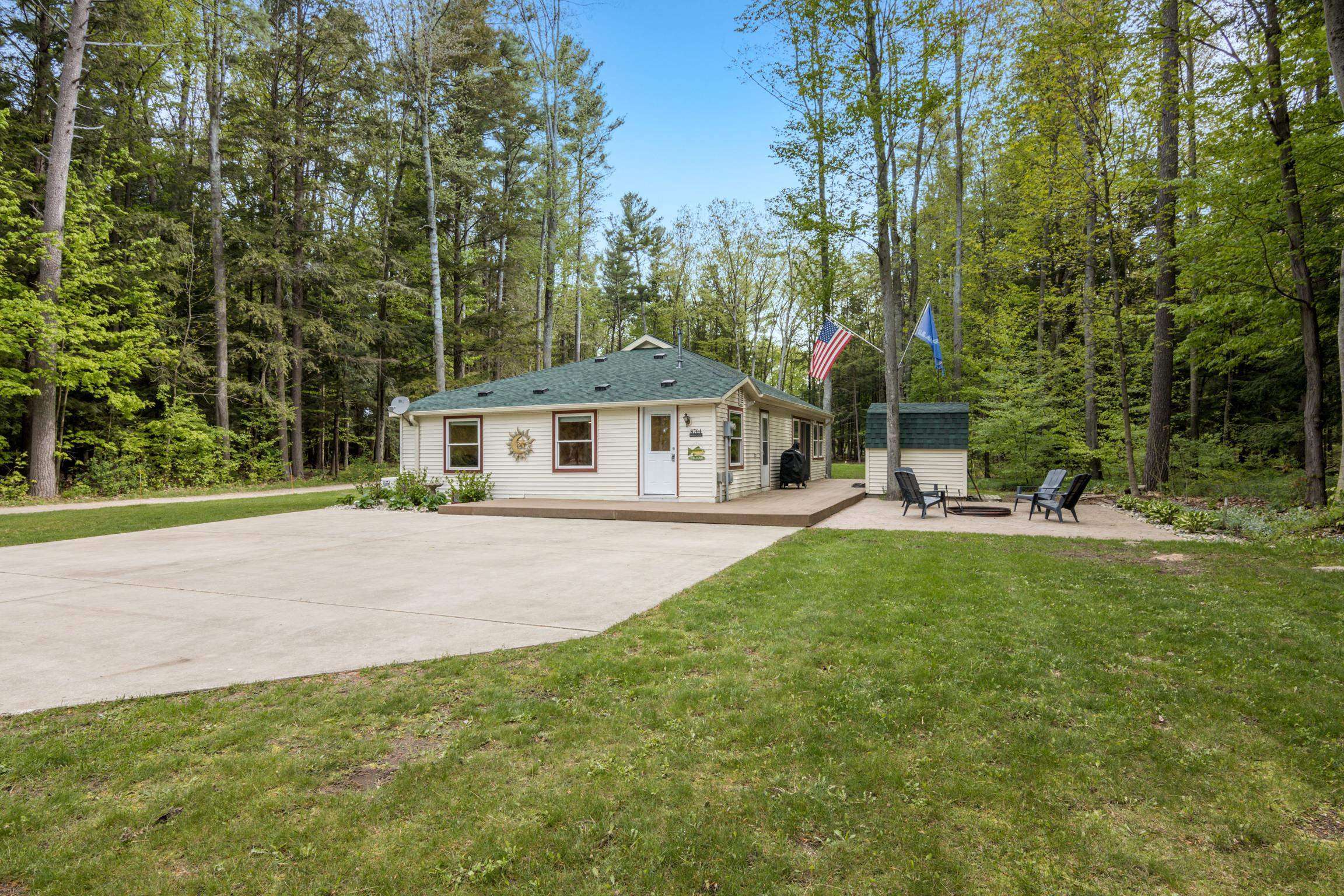 Honor, MI 49640,8704 Deadstream Road