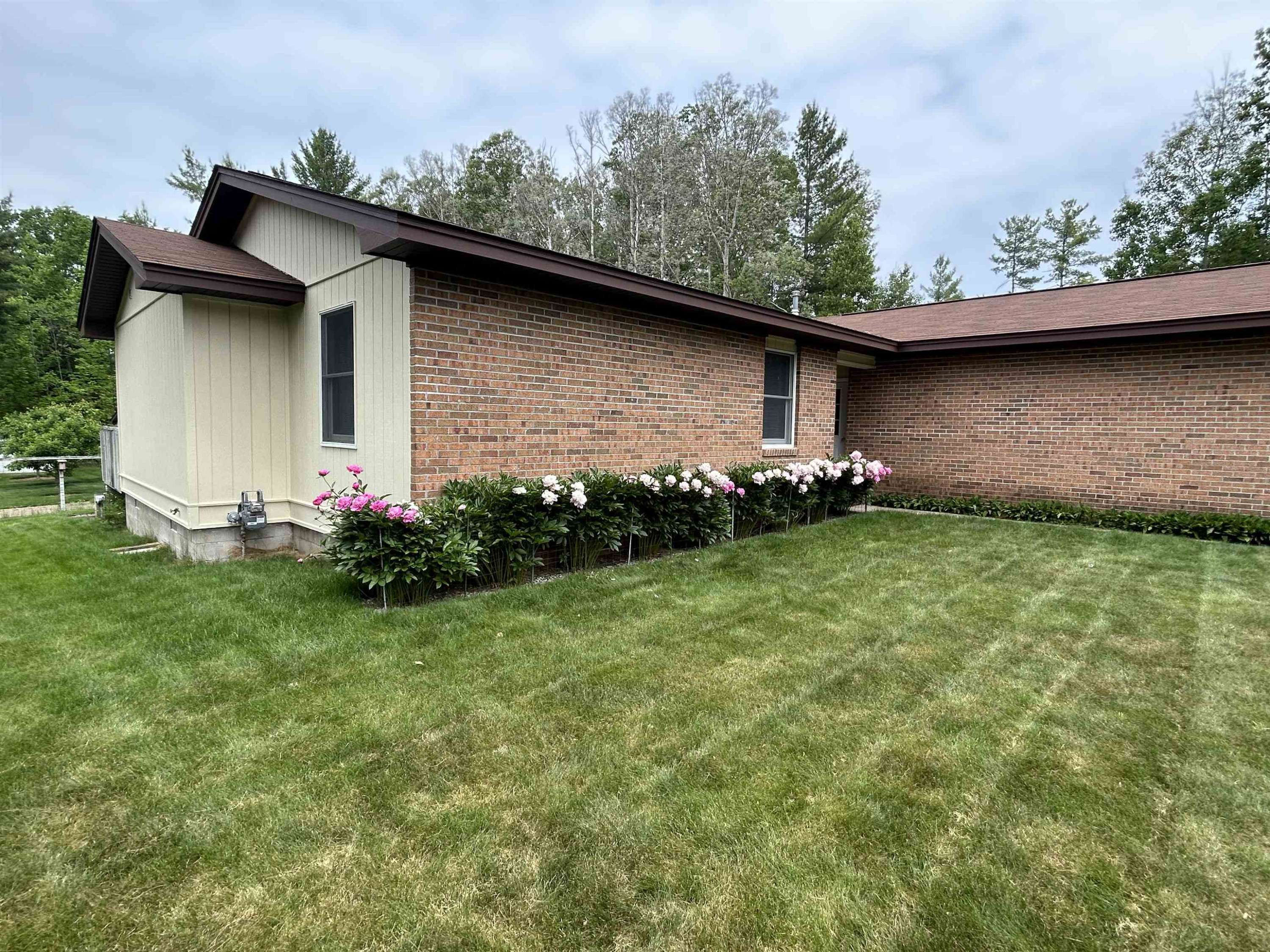 Williamsburg, MI 49690,5121 Bunker Hill Road
