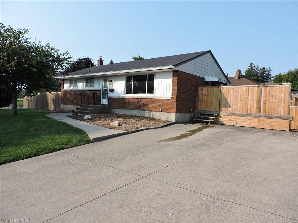 Niagara Falls, ON L2J 2H5,3137 Kingswood Crescent