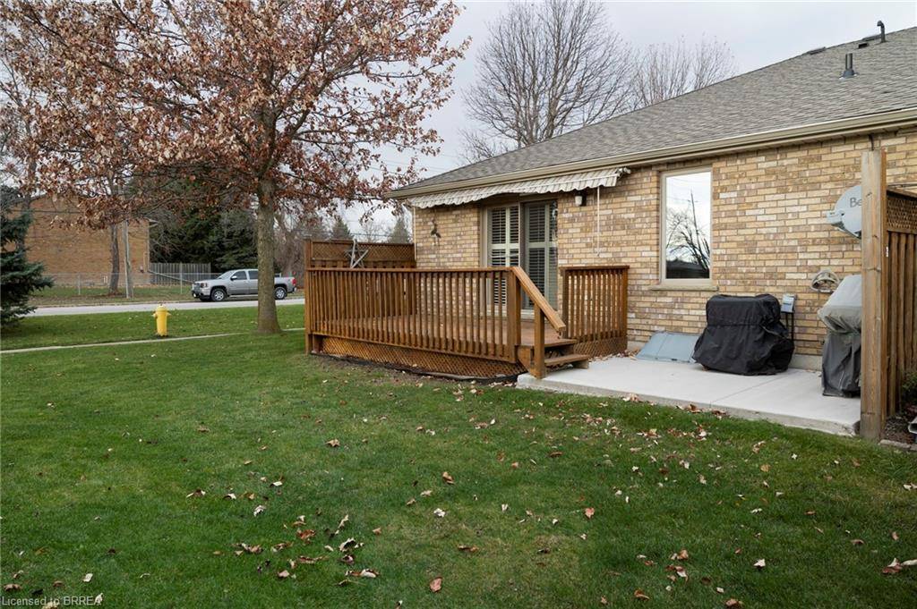 Brantford, ON N3R 8B5,25 Cobden Court #1