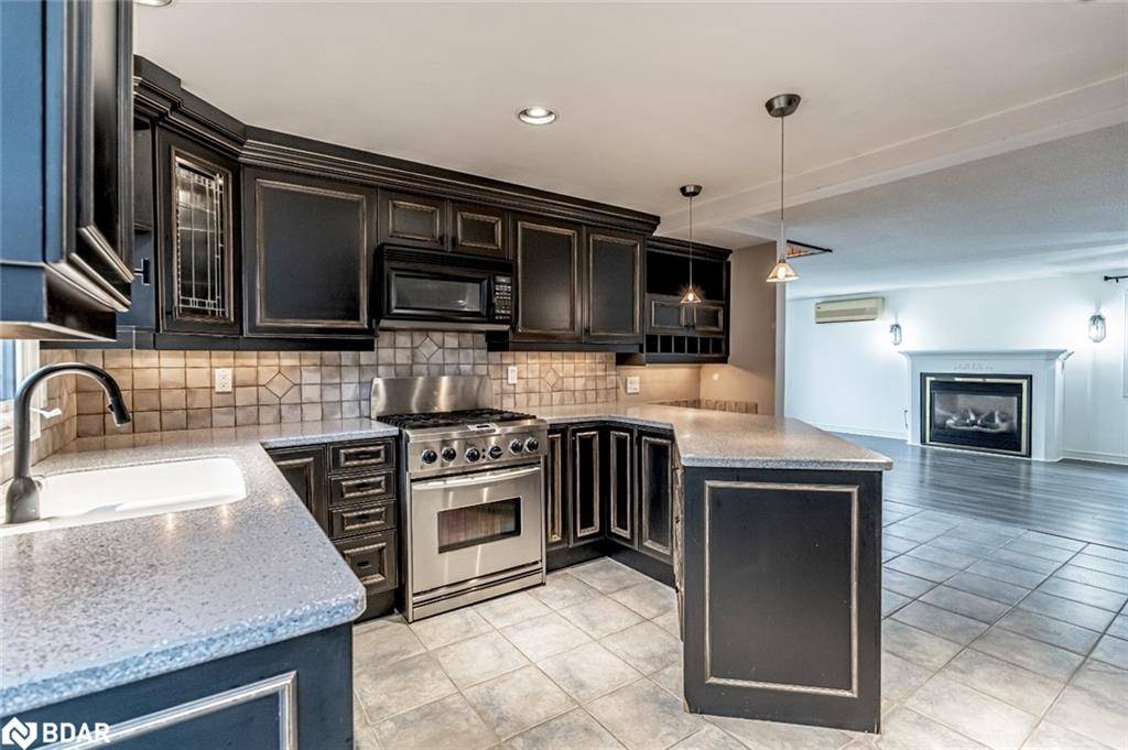 Barrie, ON L4N 5X5,136 Lillian Crescent