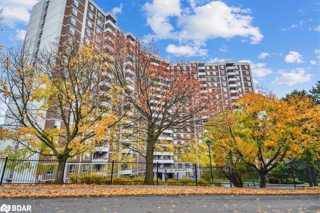 Toronto, ON M3C 3A3,10 Edgecliff Golfway #317