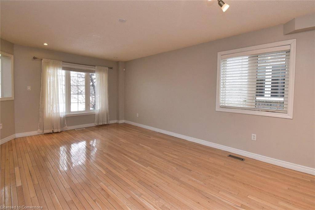 Hamilton, ON L8W 3Y8,53 Dulgaren Street