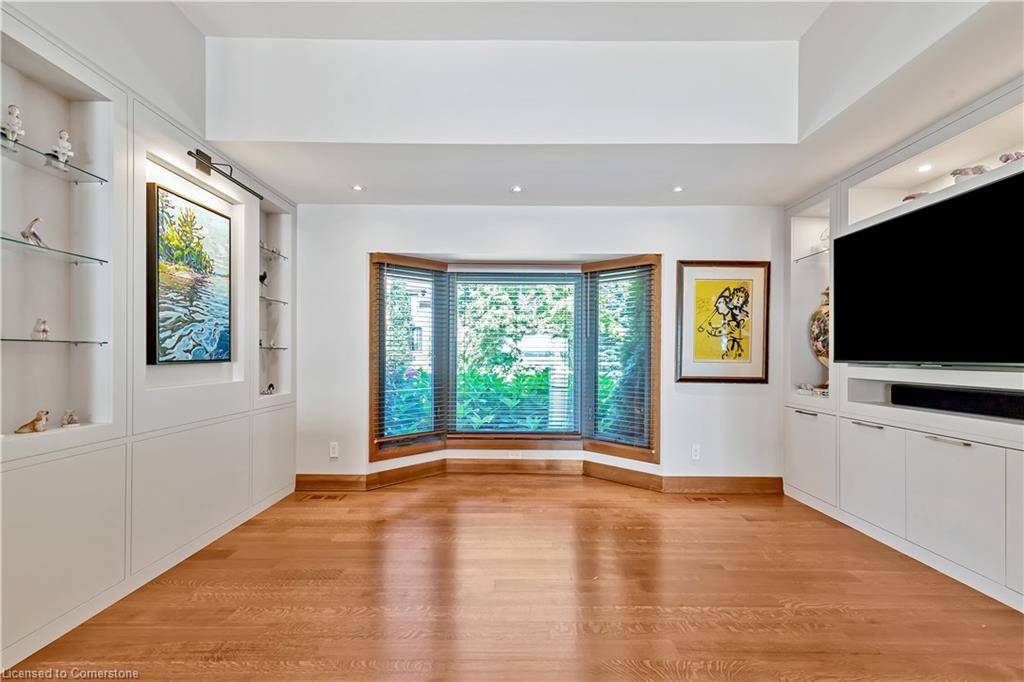 Burlington, ON L7T 4G9,90 Oaklands Park Court