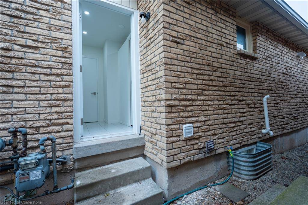 Burlington, ON L7P 3V3,2386 Holyhead Drive #Lower