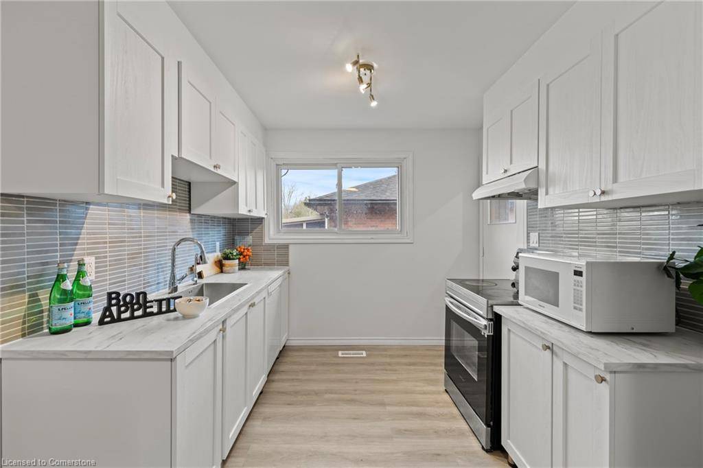 Caledonia, ON N3W 1A7,215 Mackenzie Crescent