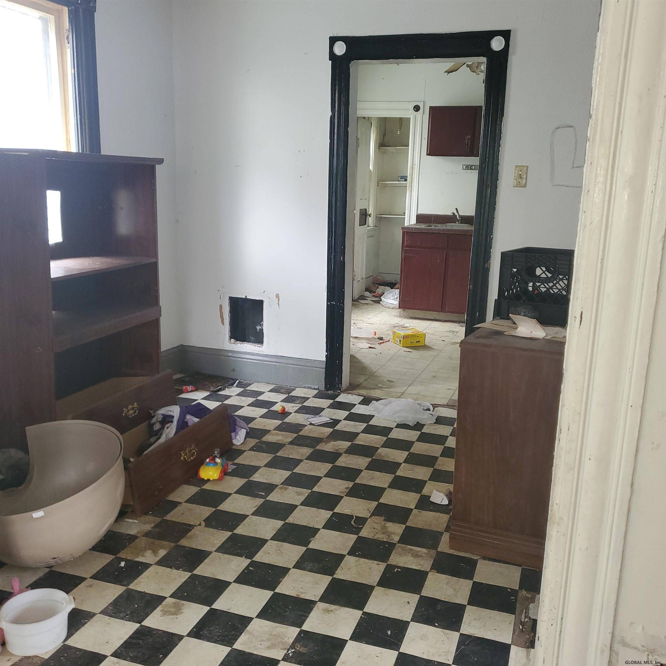 Schenectady, NY 12308,633 LANG Street