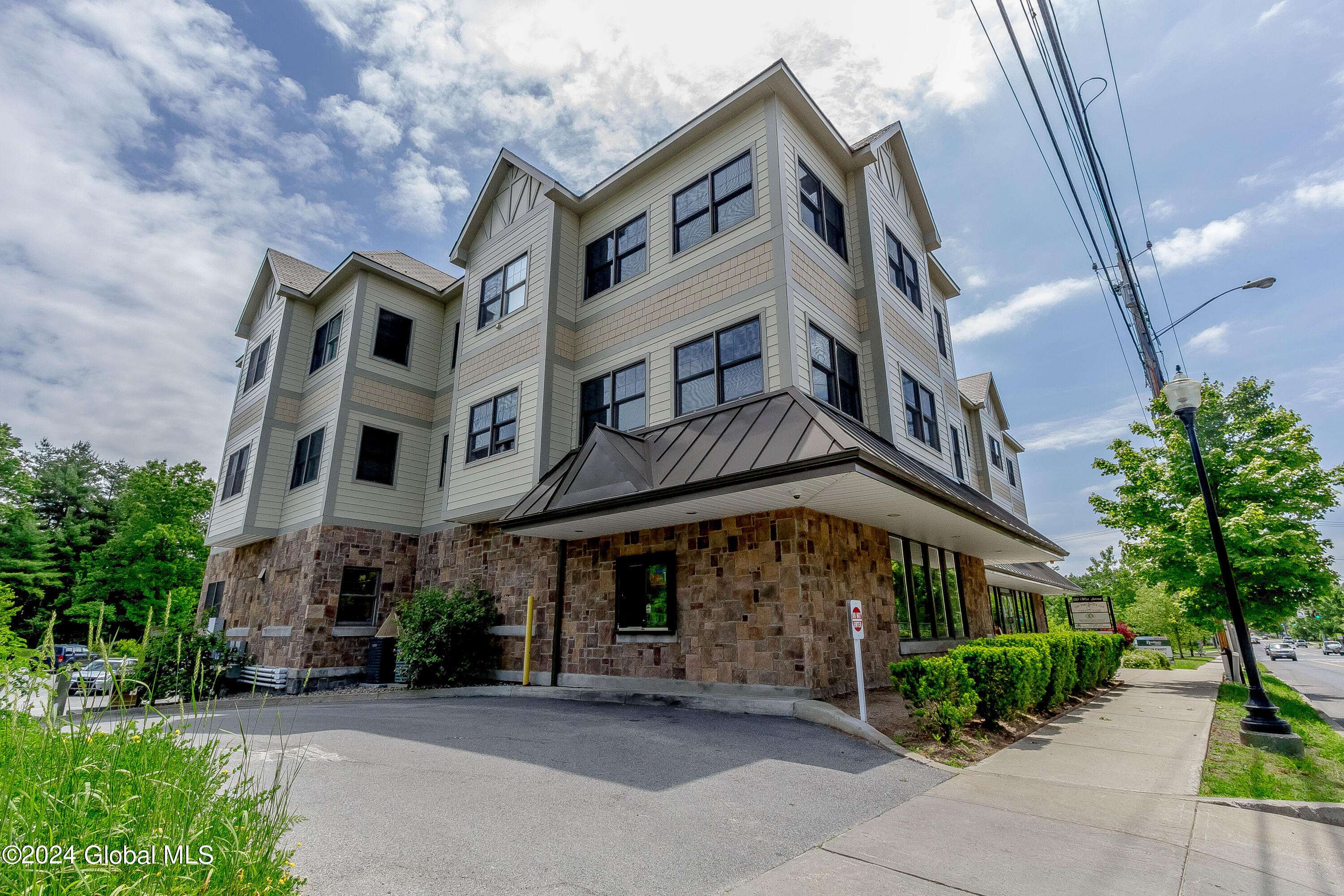 Saratoga Springs, Outside, NY 12866,120 West Avenue #103