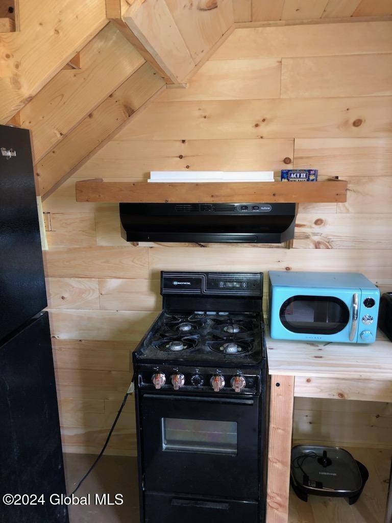 Ticonderoga, NY 12883,76 Vineyard Road