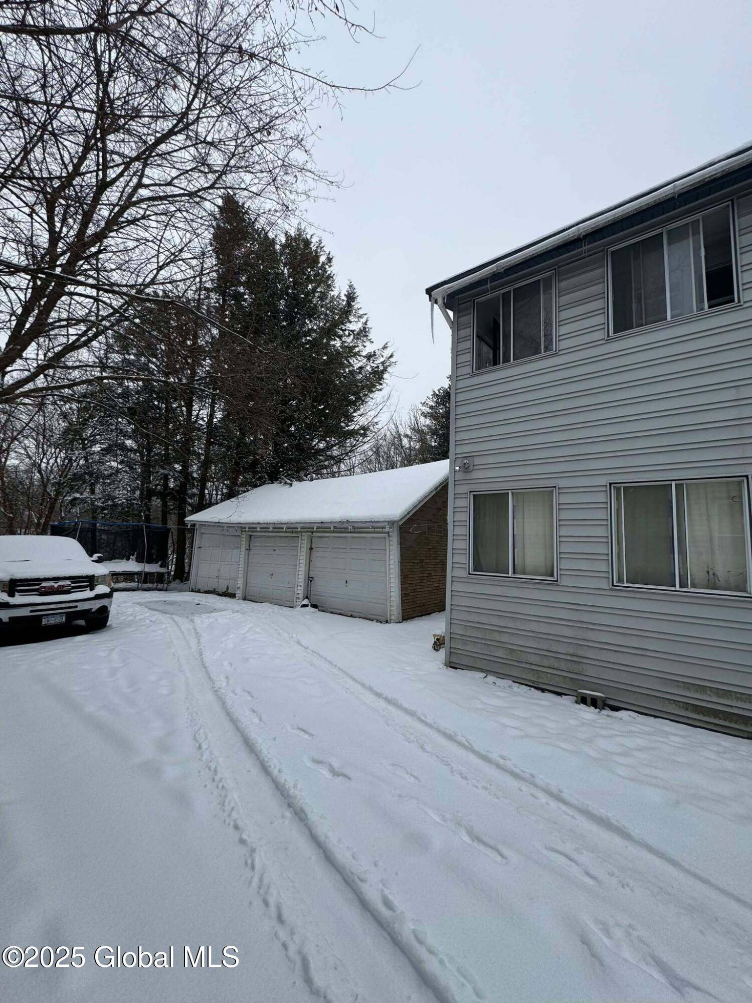 Amsterdam, NY 12010,298-300 Locust Avenue