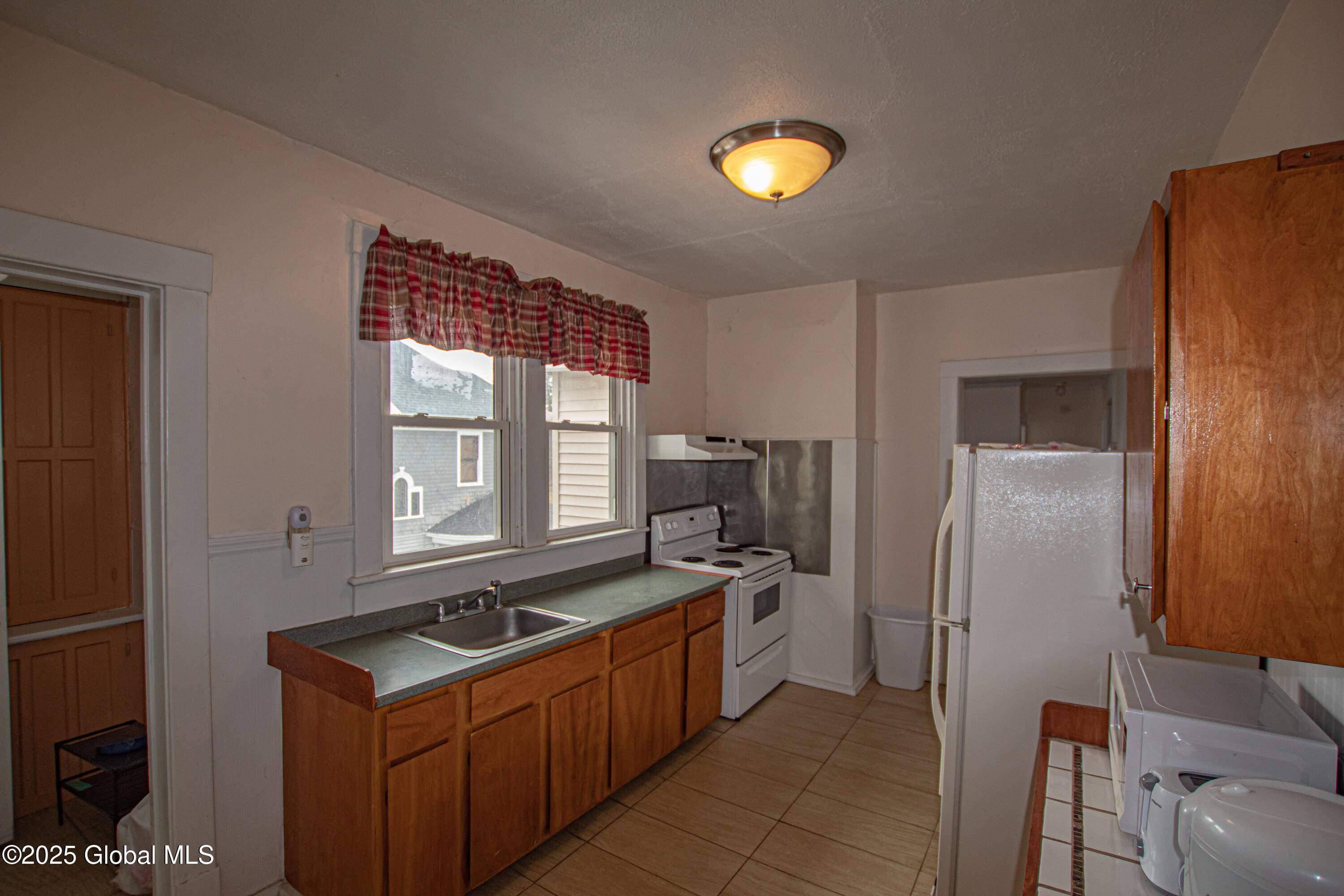 Gloversville, NY 12078,27 Kingsboro Avenue