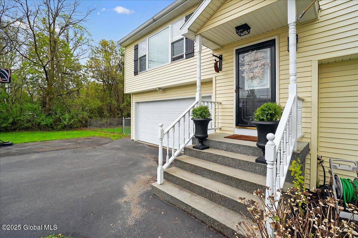 Niskayuna, NY 12309,1284 Hillside Avenue