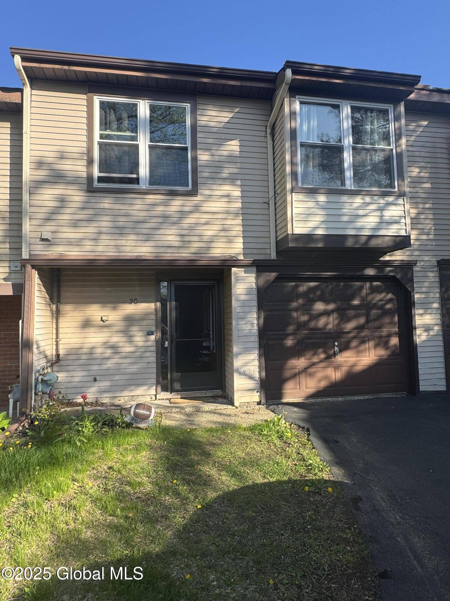 Cohoes, NY 12047,20 Kensington Square