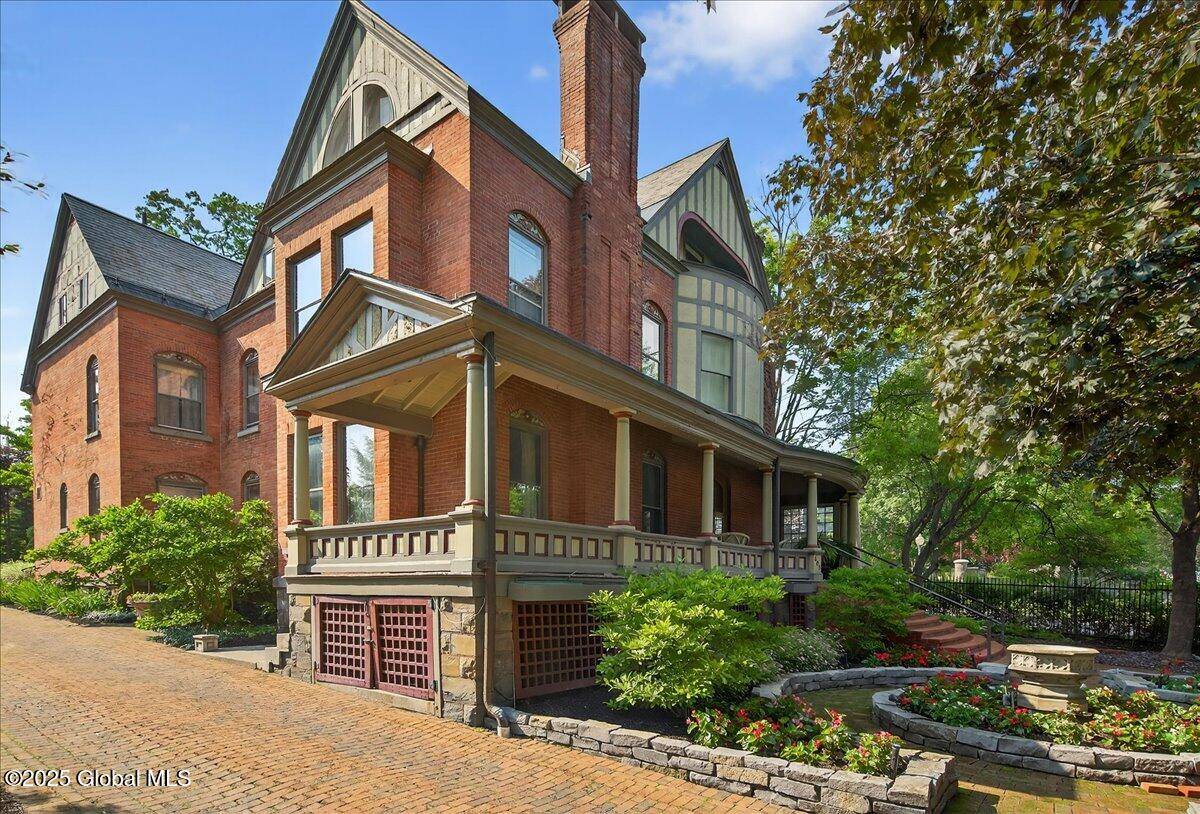Saratoga Springs, Inside, NY 12866,605 N Broadway