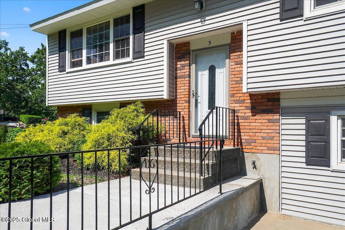 Halfmoon, NY 12065,5 Bayberry Drive