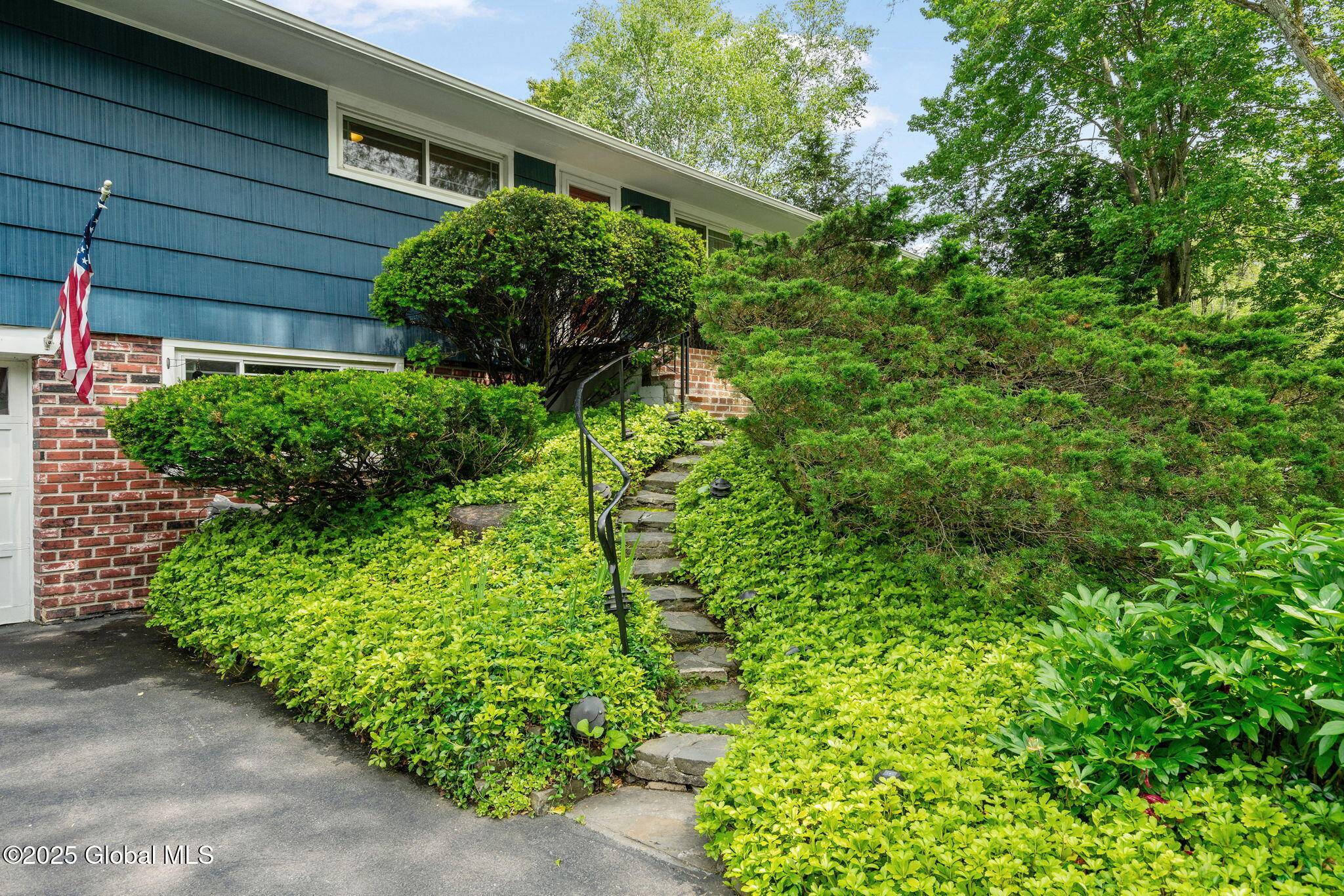 Bethlehem, NY 12054,4 Greenwood Lane