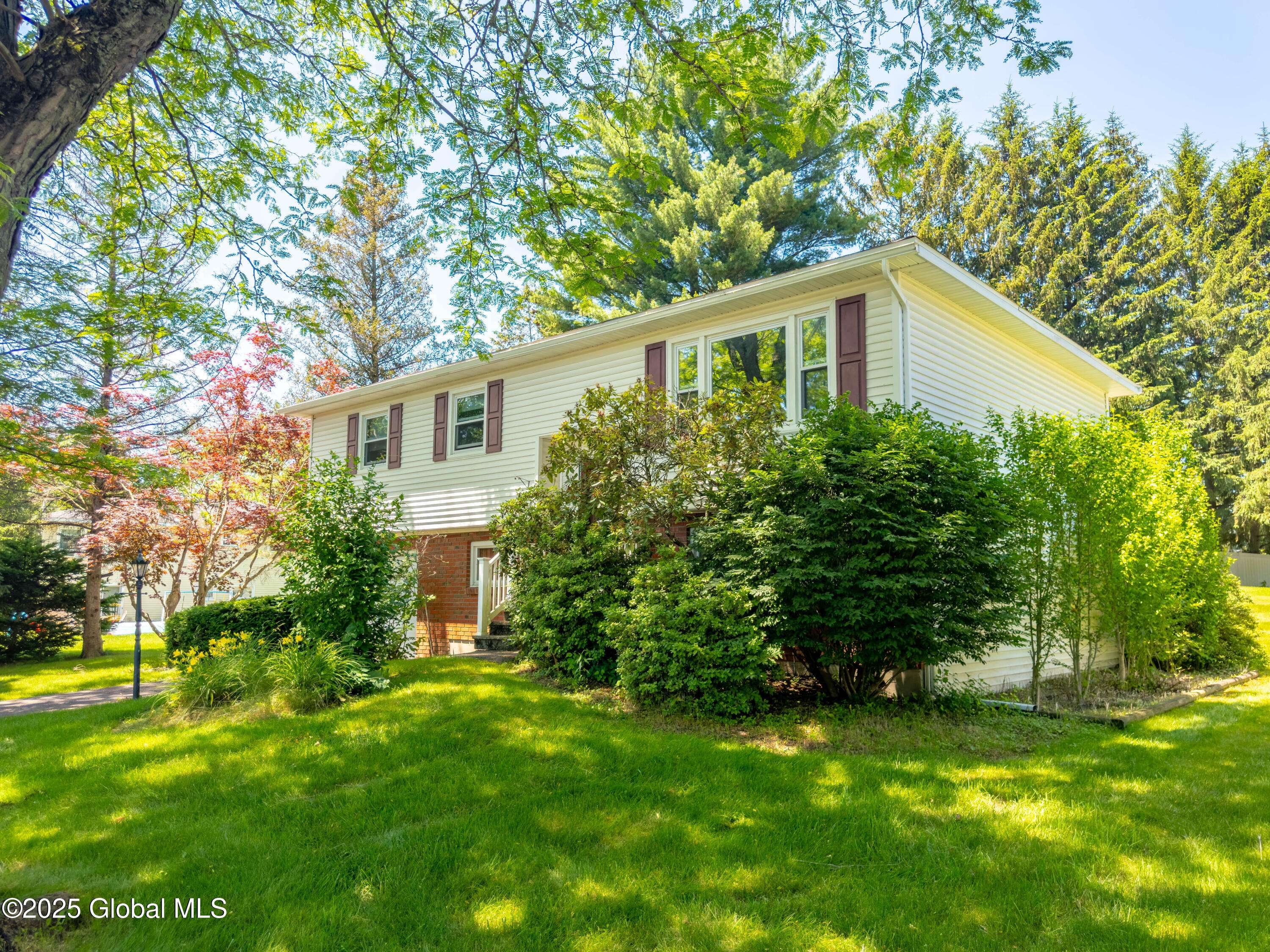 Colonie, NY 12110,9 Mallard Lane