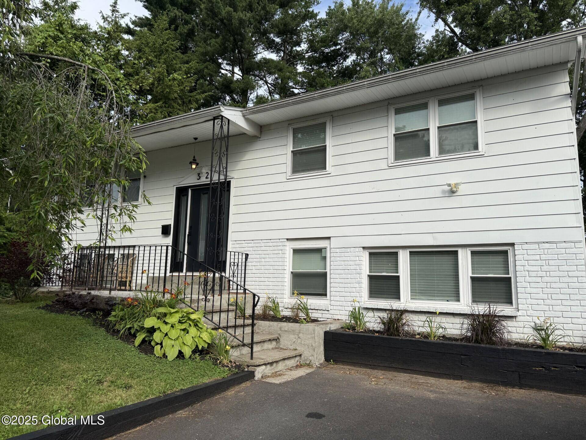 Albany, NY 12208,32 Winnie Street