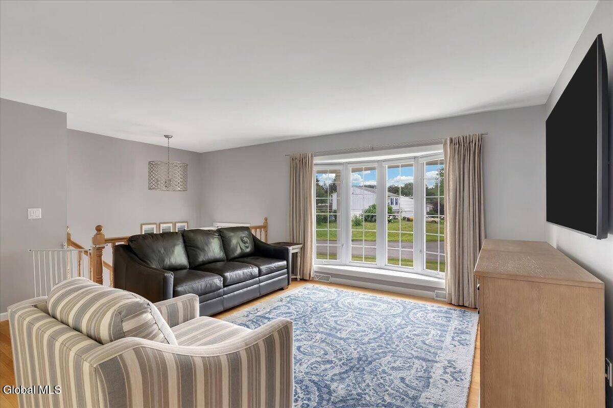 Colonie, NY 12110,33 Comely Lane