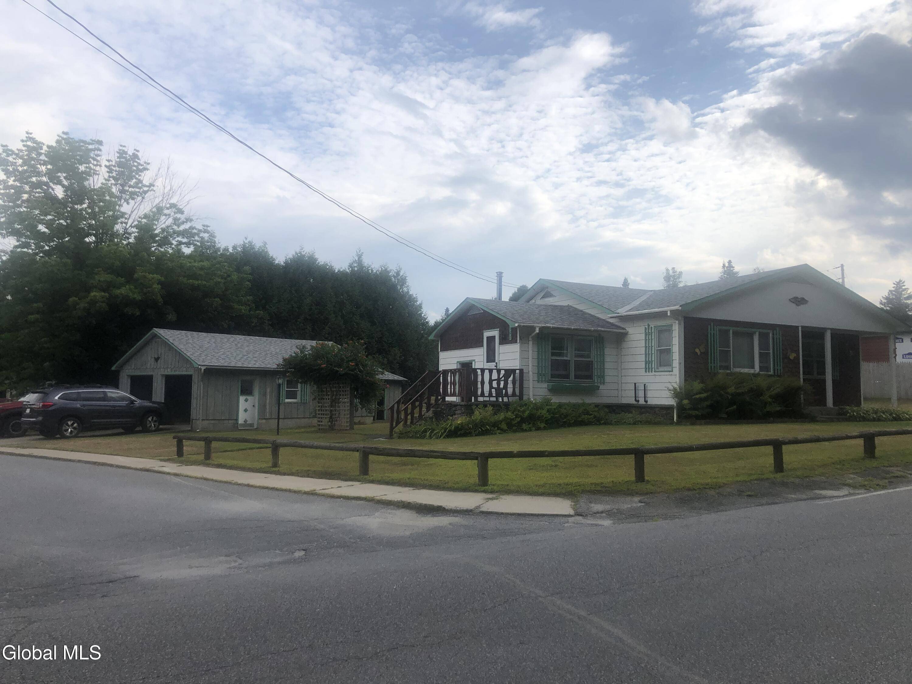 Moriah, NY 12956,107 Champlain Drive