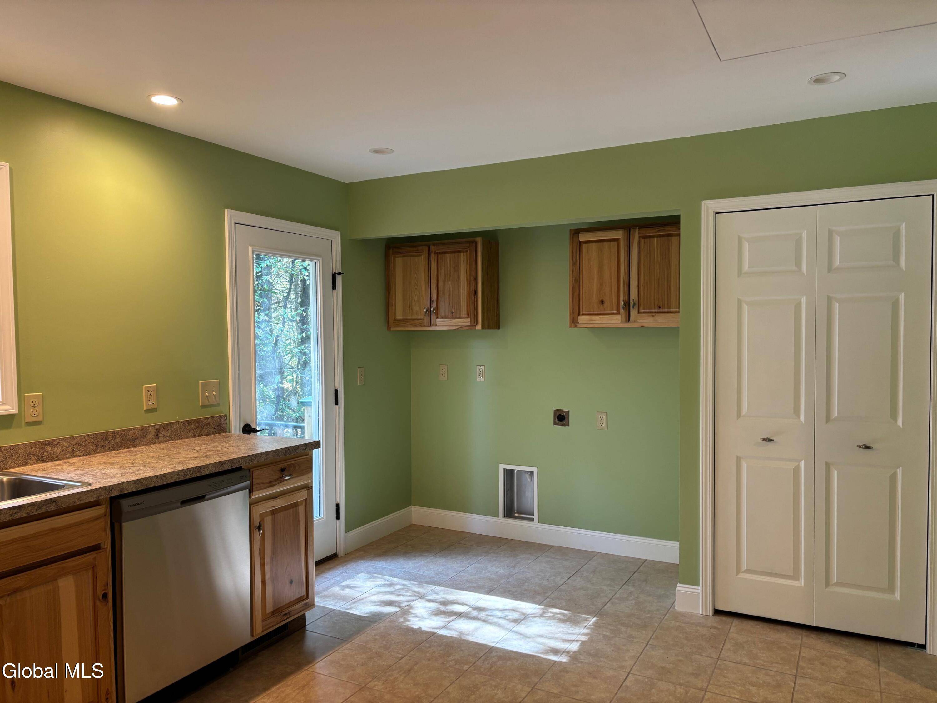 Greenfield, NY 12833,443 N Creek Road