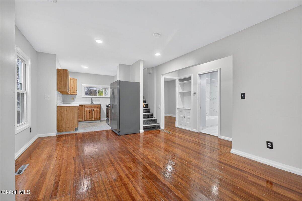 Schenectady, NY 12304,19 Cromer Avenue