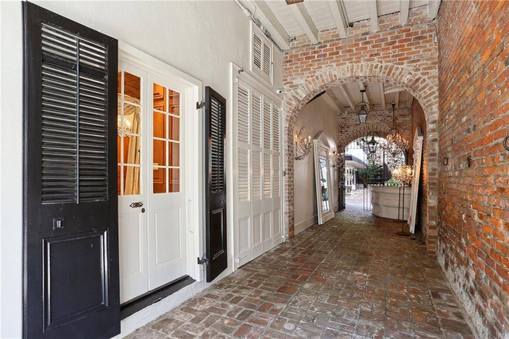 New Orleans, LA 70116,1021 CHARTRES ST