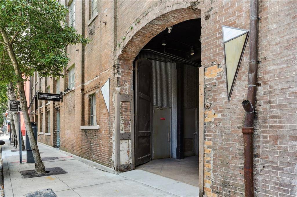 New Orleans, LA 70130,402 JULIA ST #204