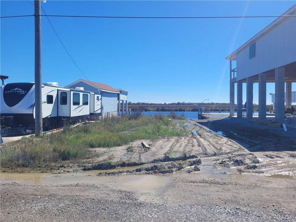 Port Sulphur, LA 70083,463 MARTIN LN