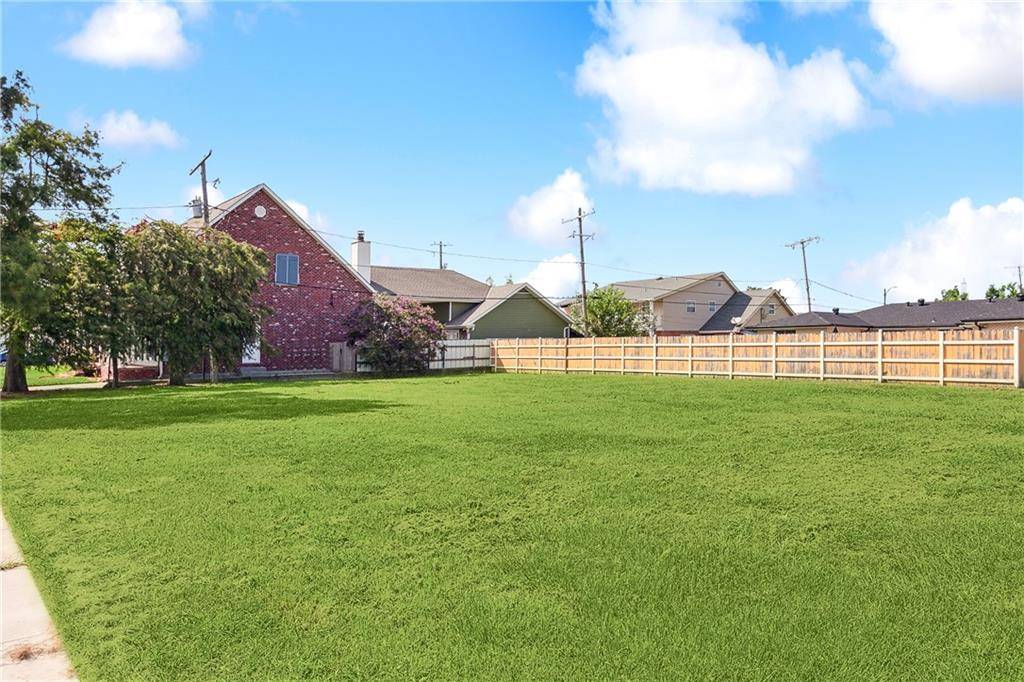 Arabi, LA 70032,421 BEAR DR