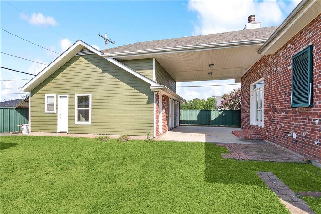 Arabi, LA 70032,421 BEAR DR