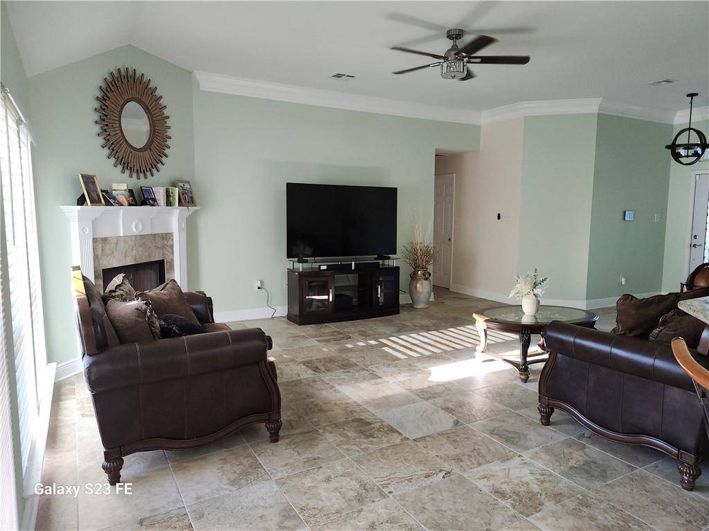 La Place, LA 70068,637 FOXWOOD LN