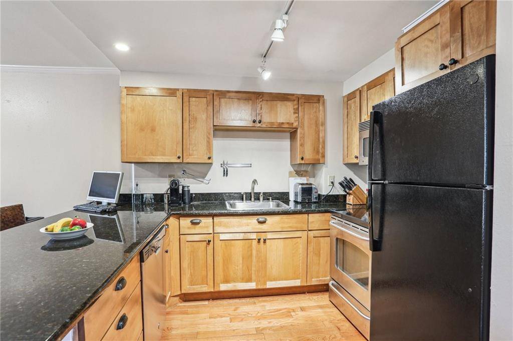 New Orleans, LA 70115,3915 ST CHARLES AVE #404