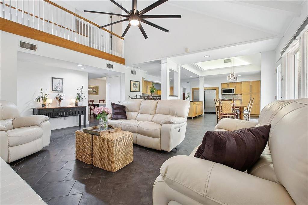 Metairie, LA 70002,3801 TOLMAS DR