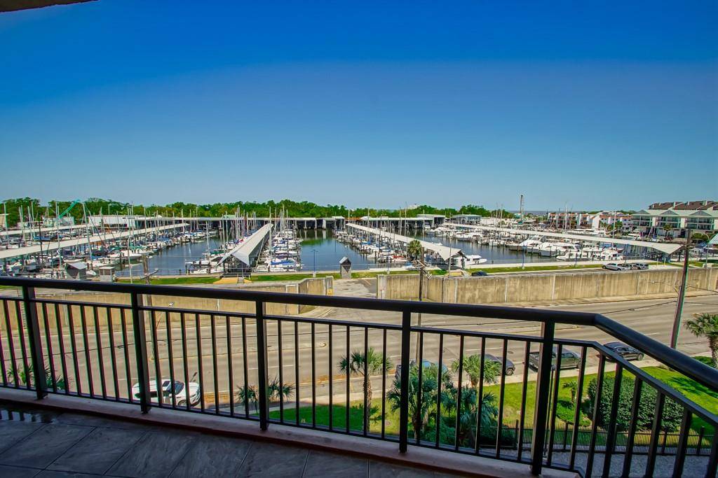 New Orleans, LA 70124,232 LAKE MARINA AVE #4C